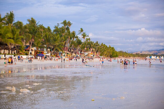 Playa llena de gente en la isla de Boracay, Filipinas