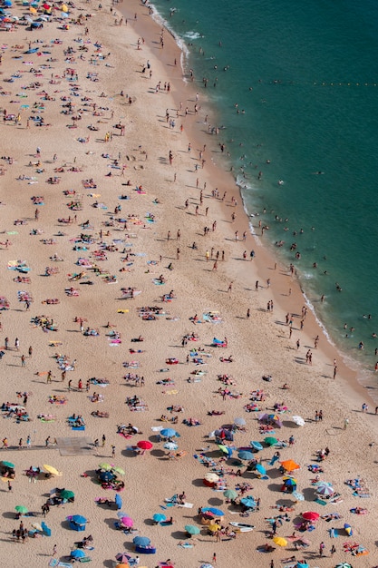 Playa llena de gente