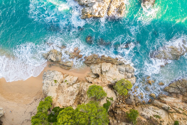 Playa llena de rocas y olas en españa