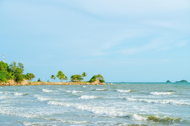 Playa de Mae Rumphueng en Chanthaburi en Tailandia