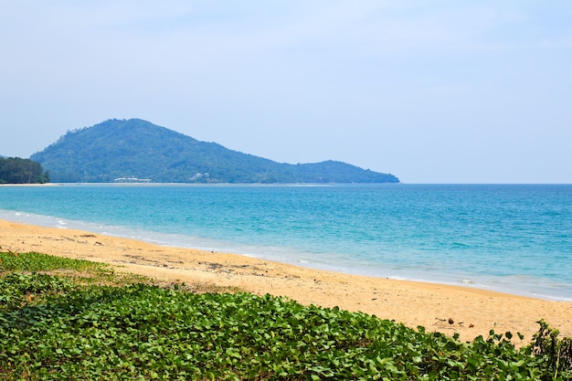 Playa de Mai Khao en la isla de Phuket Tailandia