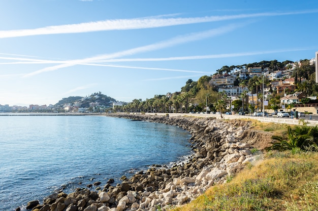 Playa de Málaga con el paseo marítimo en un día soleado.