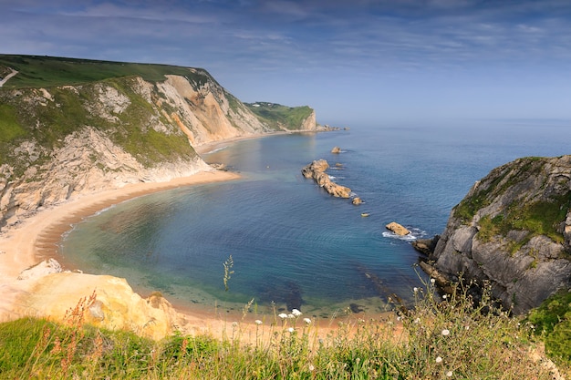 La playa de Man O 'War en la costa de Dorset, en el sur de Inglaterra, en verano. Costa Jurásica, West Lulworth, Reino Unido