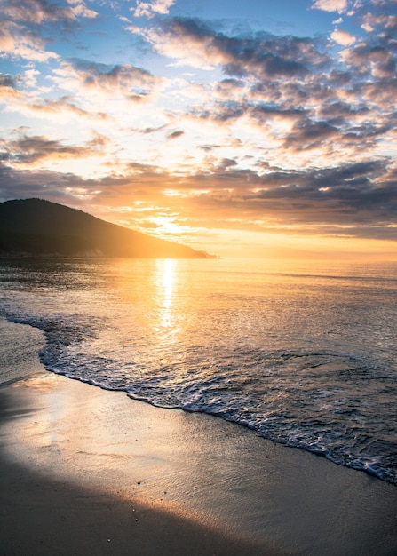 playa de la mañana al amanecer