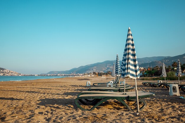 Foto playa de la mañana, reposeras para recreación, mar. concepto de vacaciones, descanso, caminar en el barco.