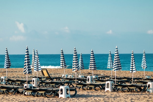 Foto playa de la mañana, reposeras para recreación, mar. concepto de vacaciones, descanso, caminar en el barco.