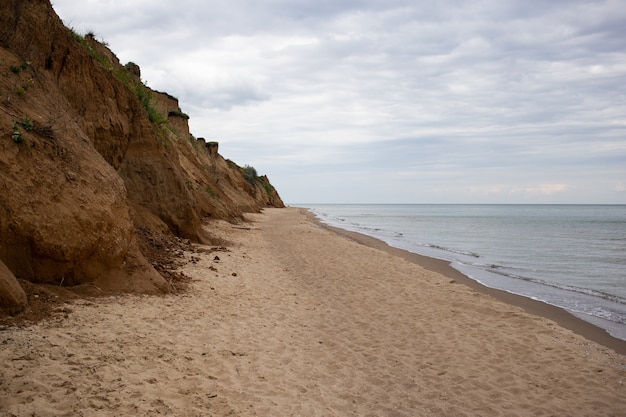 Playa y mar con acantilado