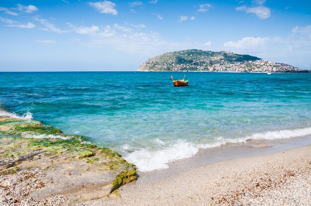Playa del mar en Alanya, Turquía. Hermoso paisaje de verano