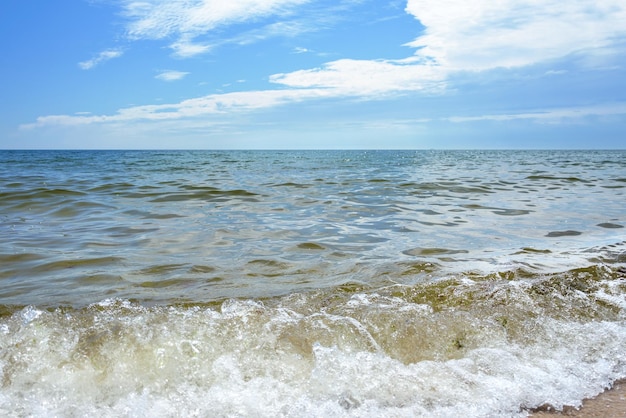 Playa del mar Báltico y olas en el fondo del cielo azul