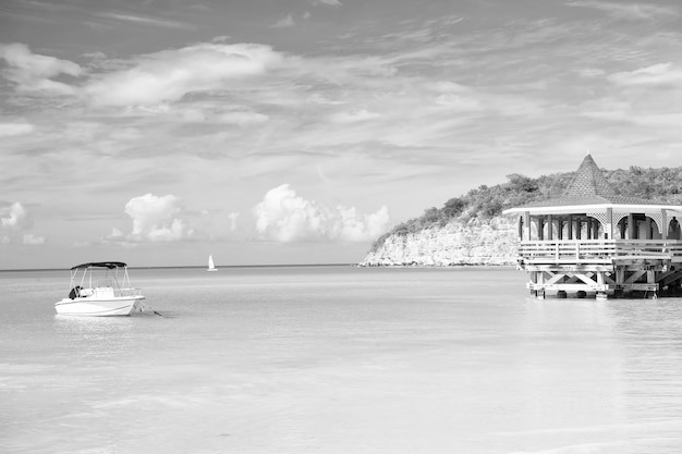 Playa de mar con bote y refugio en st johns antigua