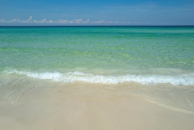 Playa del mar con cielo azul arena sol playa paraíso tropical con arena blanca suave ola azul del océano en san ...