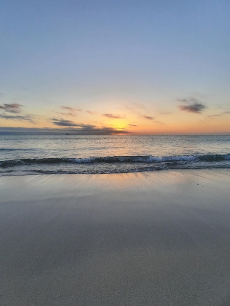 Playa de mar bajo el cielo de la tarde al atardecer