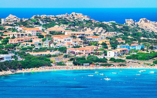 Playa en el Mar Mediterráneo en Capo Testa, Santa Teresa Gallura, Cerdeña, Italia