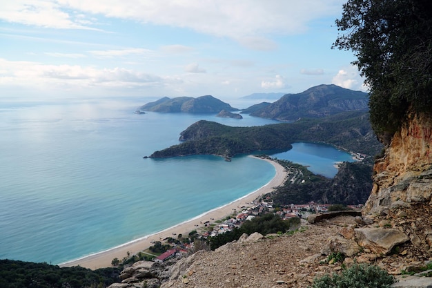 Playa en el mar Mediterráneo en Oludeniz. Playa de Oludeniz.