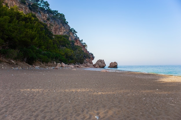 Playa en el mar con montañas al fondo en Antalya Kemer