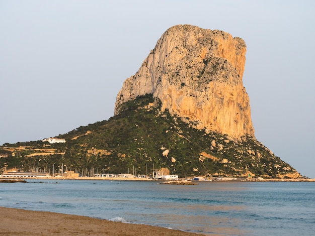 playa y mar con el Peñón de Calpe al fondo