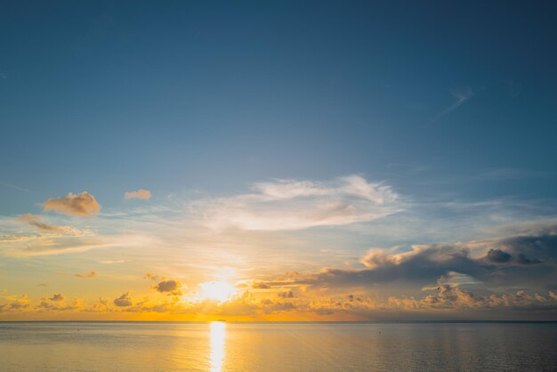 Playa de mar con puesta de sol en el cielo o paisaje de nubes al amanecer sobre el mar al atardecer dramáticos slouds puesta de sol en el trópico