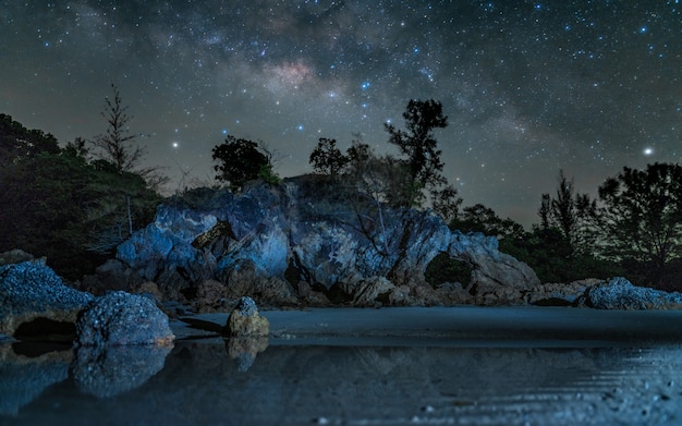 Playa de mar de roca con fondo de estrella de Twinkle