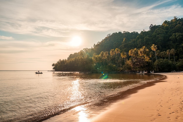 Playa de mar tropical y bosque de palmeras en verano en la isla de Koh Kood