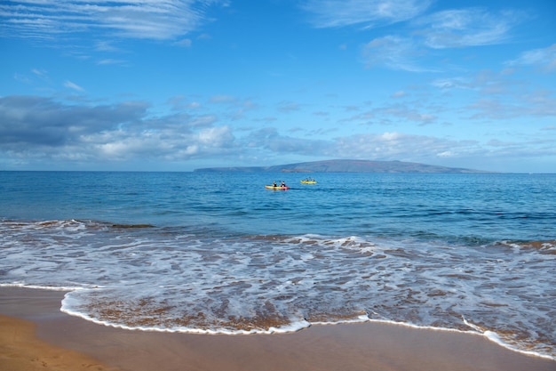 Playa y mar tropical colorido océano playa paisaje de aguas turquesas claras maldivas o hawaii