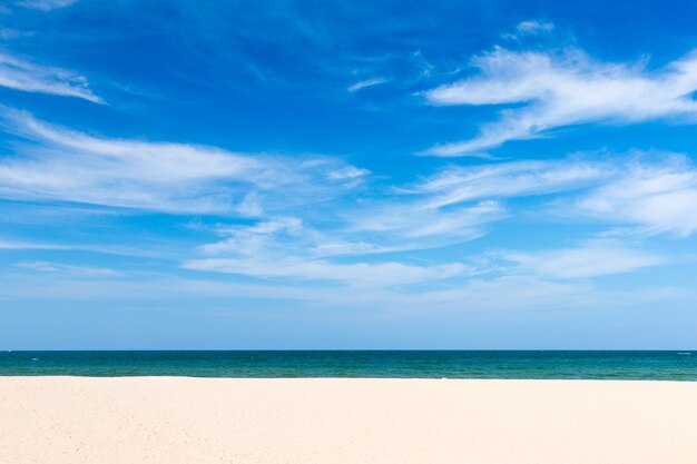 Foto playa y mar tropical con hermoso cielo.