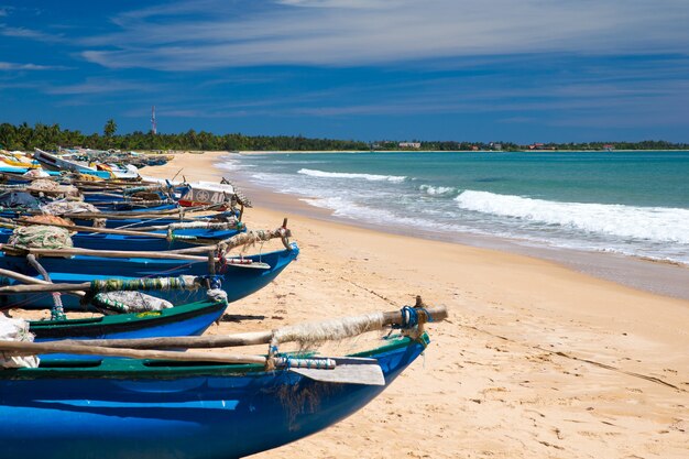 Playa y mar tropical con hermoso cielo.