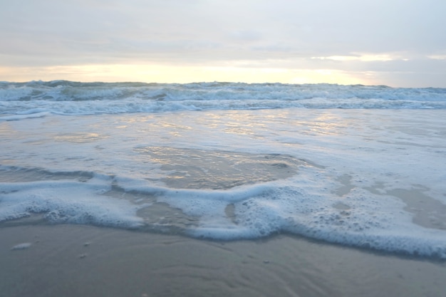 Foto playa y mar tropical en la mañana y el amanecer.