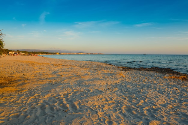 Playa Maria Pia al atardecer Cerdeña