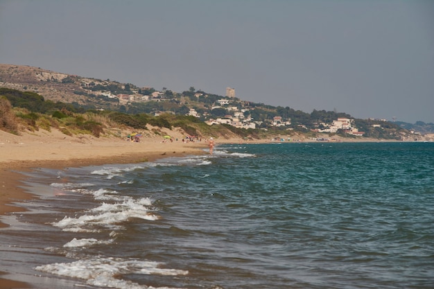 Foto playa de marina di butera durante un día de verano con ...