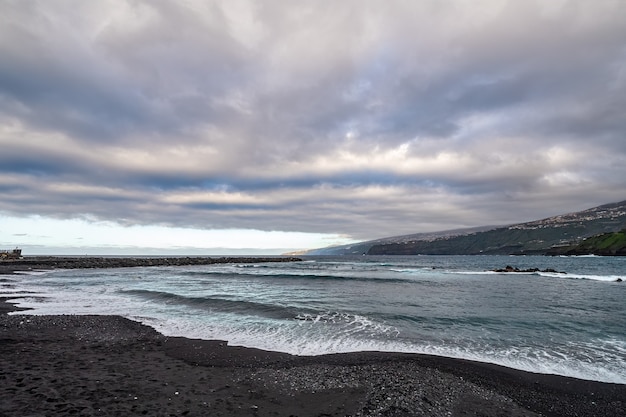 Playa Martianez con surfistas esperando las olas