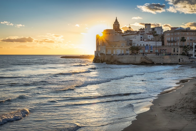 Playa mediterránea al atardecer