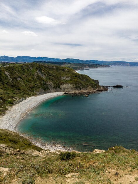 Playa de Menakoz en la costa de Cantabrico en el norte de España