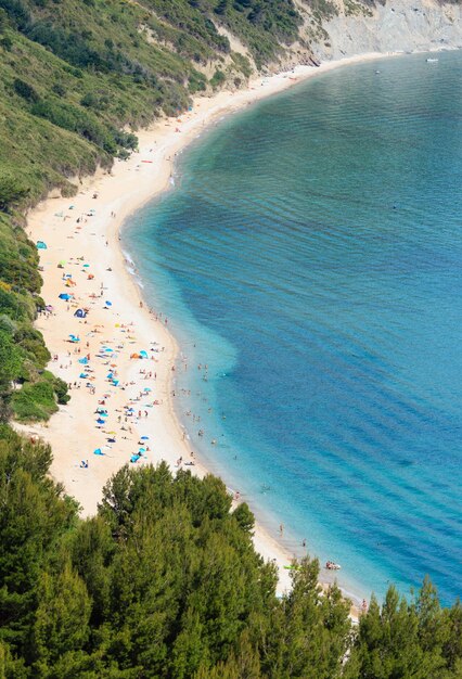 Playa de Mezzavalle del mar Adriático de verano