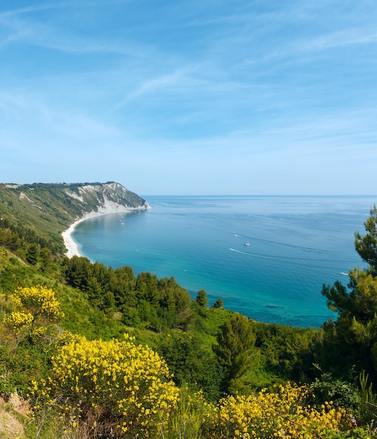 Playa de Mezzavalle del mar Adriático de verano