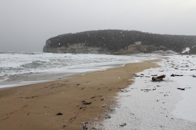 Playa mientras nieva en invierno