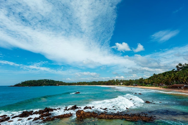 Playa de mirissa en sri lanka durante el día con nubes