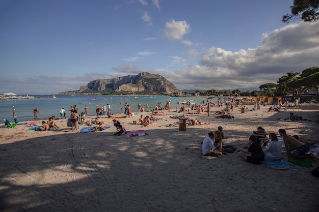 Playa de Mondello con turistas y bañistas durante el verano