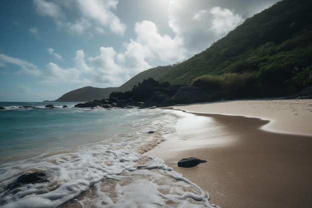 Una playa con una montaña al fondo.