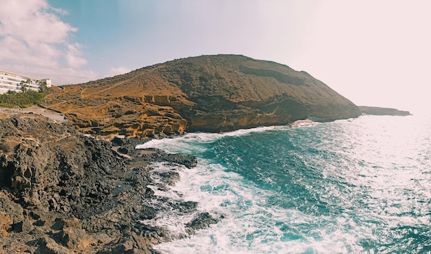 Foto playa y montaña amarilla en tenerife