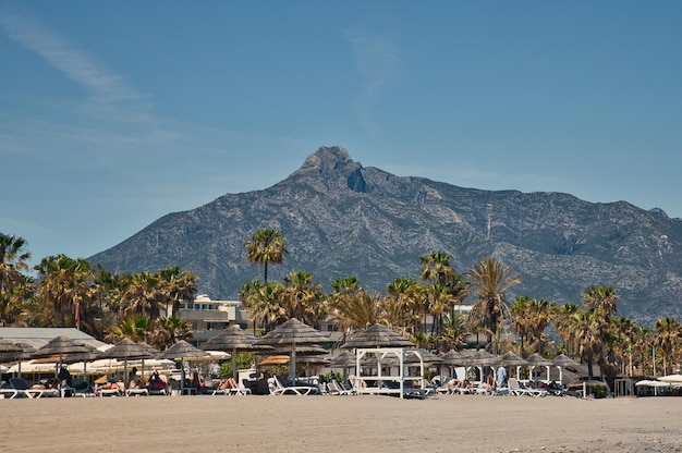 Playa con montañas al fondo