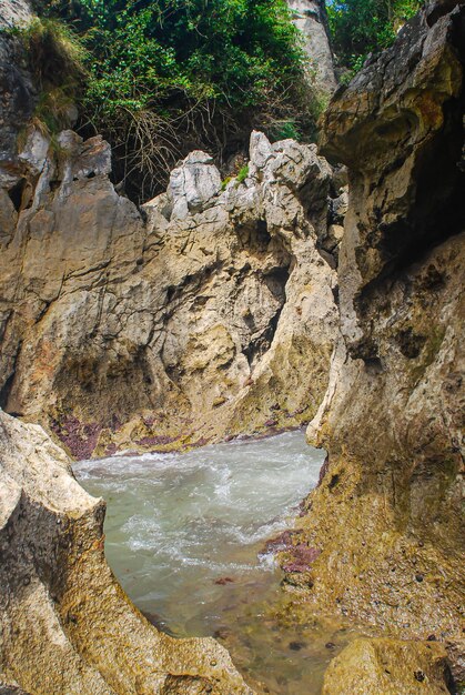 Playa entre las montañas