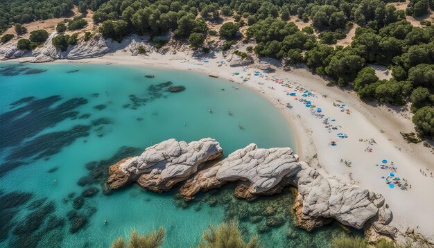 Foto una playa con mucha gente en ella y una playa con muchas sillas de playa