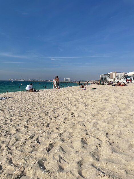 Foto una playa con muelle y cuerpo de agua.