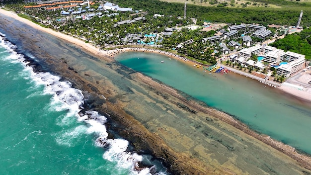 La playa de Muro Alto en el puerto de pollos en Pernambuco, Brasil