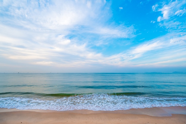 Playa de Nam Rin en la mañana, mar de Rayong, Tailandia