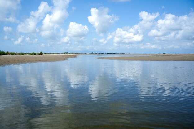 Playa natural y salvaje con nubes reflejadas