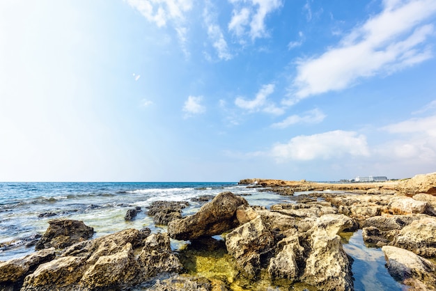 Playa de Nissi con rocas en Chipre