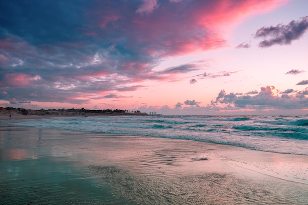 La playa por la noche con un hermoso cielo dramático Puesta de sol sobre el mar