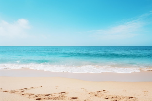 La playa con el océano azul borroso y el cielo