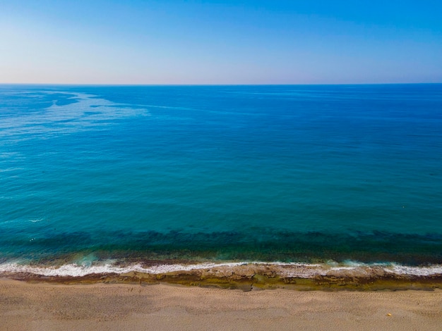 Una playa con un océano azul y un cielo despejado